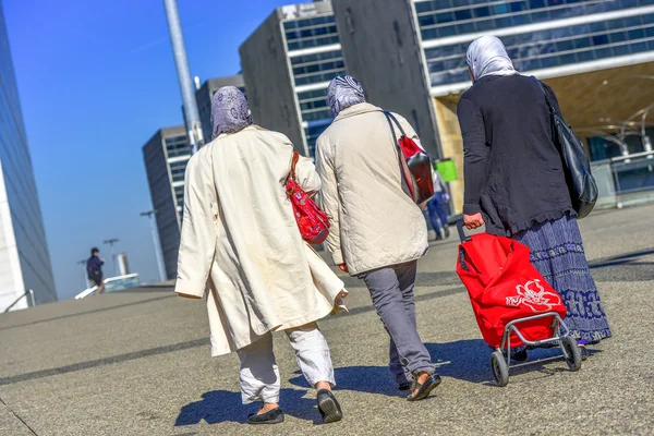Drie vrouwen in headscarfs wandelen in de straat — Stockfoto