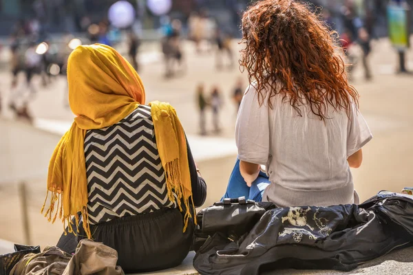 Oturma ve açık havada sohbet iki kız — Stok fotoğraf