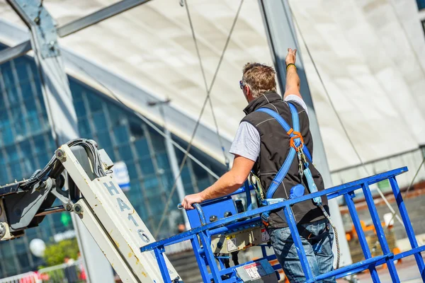 准备在 skylift 起重机上电梯的建筑工人 — 图库照片