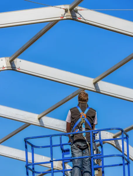 A construction worker on a skylift — Stock Photo, Image