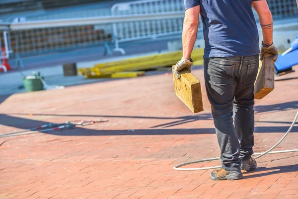 Ein Arbeiter trägt zwei Holzkisten — Stockfoto