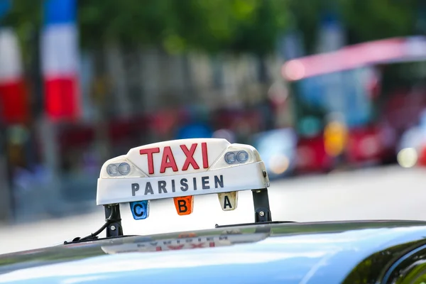 Taxi parisino en la ciudad — Foto de Stock