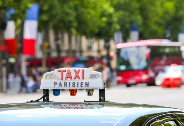 Táxi parisiense na cidade — Fotografia de Stock