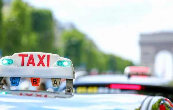 Taxi parisino en la ciudad — Foto de Stock