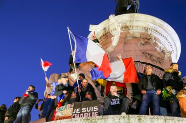Paris - Fransa üzerinde 08 Ocak 2015: barışçıl protesto etmek için de la Republique Place
