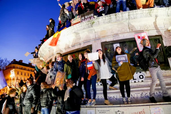 Παρίσι - Γαλλία στις 08 Ιανουάριος 2015: ειρηνική διαμαρτυρία στην πλατεία Place de la Republique — Φωτογραφία Αρχείου