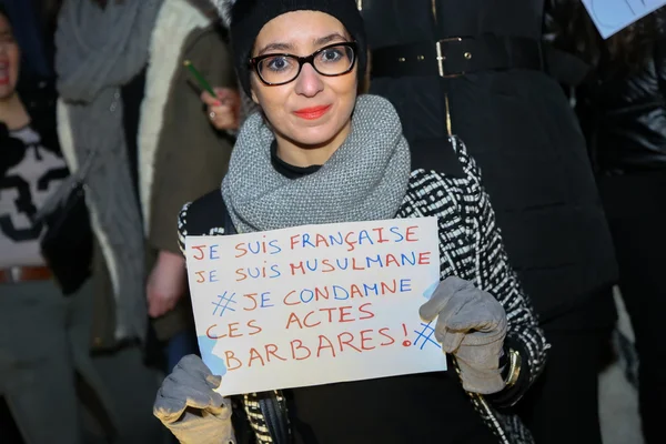 PARIS - França em 08 de janeiro de 2015: Protesto pacífico na Place de la Republique — Fotografia de Stock