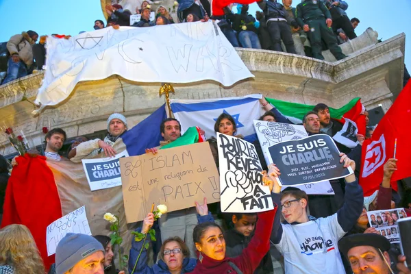Paris - Francja na 08 stycznia 2015: pokojowego protestu w Place de la Republique — Zdjęcie stockowe