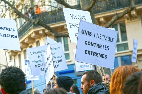 PARIS - França em 08 de janeiro de 2015: Protesto pacífico na Place de la Republique — Fotografia de Stock