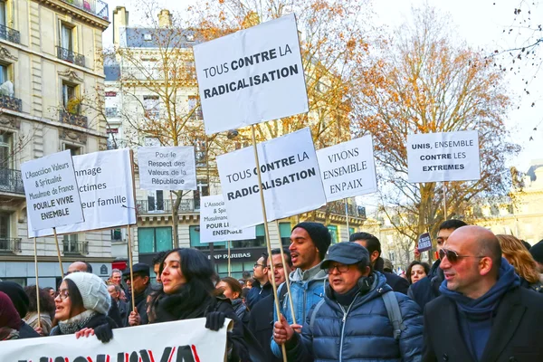 PARIS - França em 08 de janeiro de 2015: Protesto pacífico na Place de la Republique — Fotografia de Stock