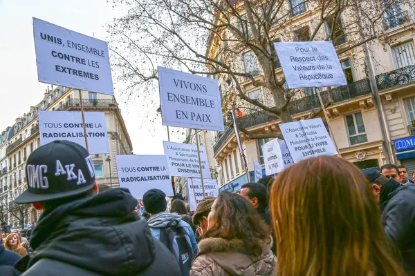PARIS - França em 08 de janeiro de 2015: Protesto pacífico na Place de la Republique — Fotografia de Stock