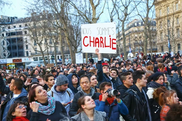 Paris - Francja na 08 stycznia 2015: pokojowego protestu w Place de la Republique — Zdjęcie stockowe