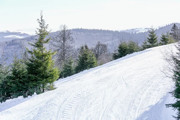 Paisagem de inverno de pista de esqui na montanha Vosges, França — Fotografia de Stock