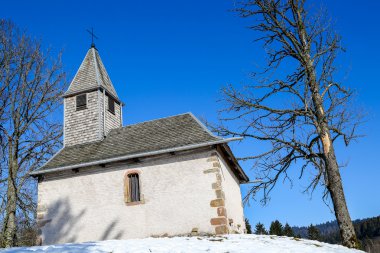 Güzel küçük kilise arasında kar ayarla