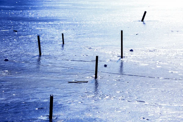 Gros plan du lac gelé dans la montagne des Vosges, France — Photo