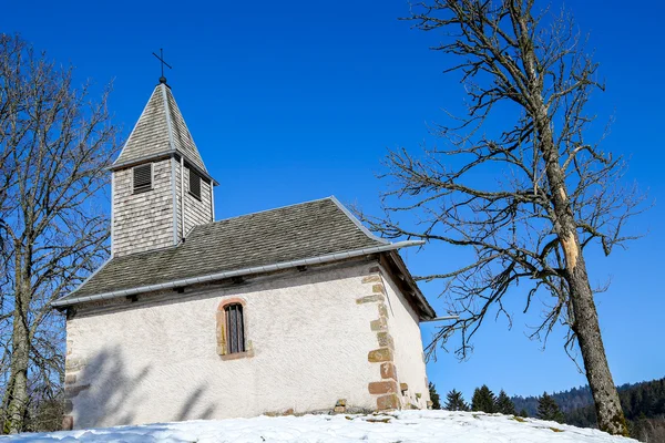 Маленькая церковь, установленная среди снега — стоковое фото
