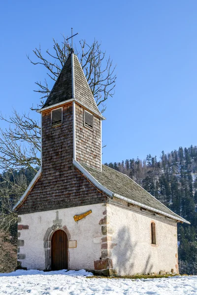 雪の中で美しい小さな教会 — ストック写真