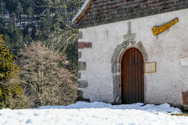 Bella chiesetta incastonata tra la neve — Foto Stock