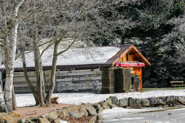 Snack bar vicino al lago ghiacciato nella montagna dei Vosgi, Francia — Foto Stock