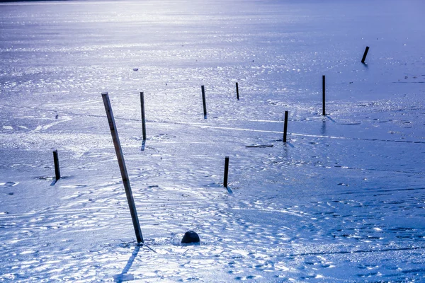 Primo piano del lago ghiacciato nella montagna dei Vosgi, Francia — Foto Stock