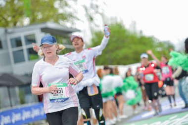 Paris, Fransa - Nisan 06: 06 Nisan 2014 yılında Paris, Fransa tarihinde Paris uluslararası maraton satırında bitirme maraton koşucu