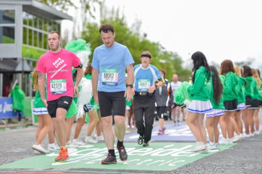 Paris, Fransa - Nisan 06: 06 Nisan 2014 yılında Paris, Fransa tarihinde Paris uluslararası maraton satırında bitirme maraton koşucu