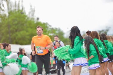 Paris, Fransa - Nisan 06: 06 Nisan 2014 yılında Paris, Fransa tarihinde Paris uluslararası maraton satırında bitirme maraton koşucusu