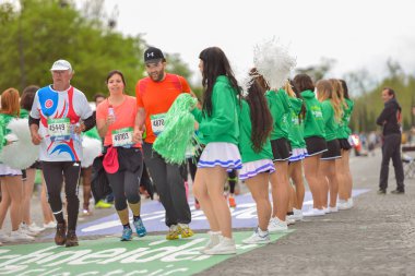Paris, Fransa - Nisan 06: 06 Nisan 2014 yılında Paris, Fransa tarihinde Paris uluslararası maraton satırında bitirme maraton koşucu