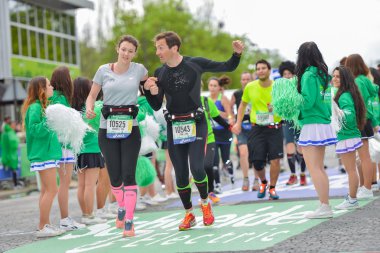 Paris, Fransa - Nisan 06: 06 Nisan 2014 yılında Paris, Fransa tarihinde Paris uluslararası maraton satırında bitirme maraton koşucu