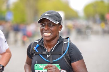 Paris, Fransa - Nisan 06: 06 Nisan 2014 yılında Paris, Fransa tarihinde Paris uluslararası maraton izole kız