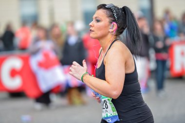 Paris, Fransa - Nisan 06: 06 Nisan 2014 yılında Paris, Fransa tarihinde Paris uluslararası maraton izole kız