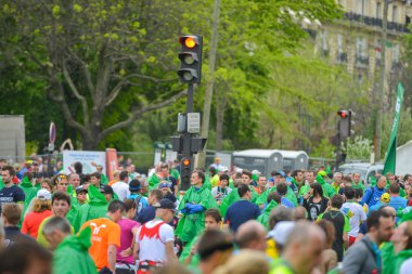 Paris, Fransa - Nisan 06: sahne arkasında bitiş çizgisini Paris uluslararası maraton üzerinde 06 Nisan 2014 yılında Paris, Fransa