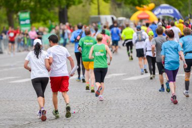 Paris, Fransa - Nisan 06: 06 Nisan 2014 yılında Paris, Fransa tarihinde Paris uluslararası maraton satırında bitirme maraton koşucu