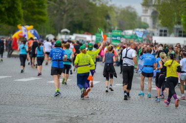Paris, Fransa - Nisan 06: 06 Nisan 2014 yılında Paris, Fransa tarihinde Paris uluslararası maraton satırında bitirme maraton koşucu