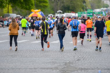 Paris, Fransa - Nisan 06: 06 Nisan 2014 yılında Paris, Fransa tarihinde Paris uluslararası maraton satırında bitirme maraton koşucu