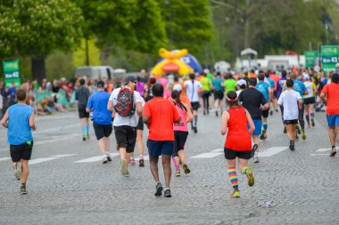 Paris, Fransa - Nisan 06: 06 Nisan 2014 yılında Paris, Fransa tarihinde Paris uluslararası maraton satırında bitirme maraton koşucu