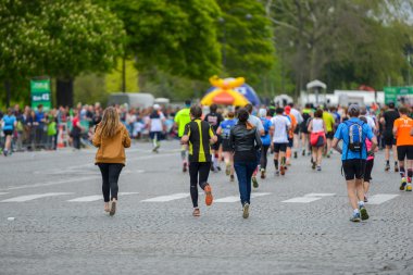 Paris, Fransa - Nisan 06: 06 Nisan 2014 yılında Paris, Fransa tarihinde Paris uluslararası maraton satırında bitirme maraton koşucu