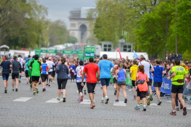 Paris, Fransa - Nisan 06: 06 Nisan 2014 yılında Paris, Fransa tarihinde Paris uluslararası maraton satırında bitirme maraton koşucu