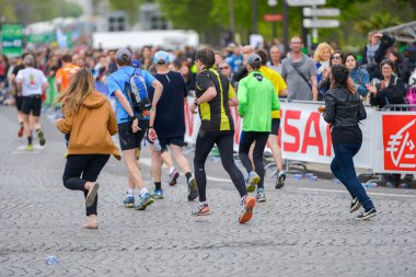 Paris, Fransa - Nisan 06: 06 Nisan 2014 yılında Paris, Fransa tarihinde Paris uluslararası maraton satırında bitirme maraton koşucu