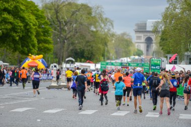 Paris, Fransa - Nisan 06: 06 Nisan 2014 yılında Paris, Fransa tarihinde Paris uluslararası maraton satırında bitirme maraton koşucu