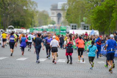 Paris, Fransa - Nisan 06: 06 Nisan 2014 yılında Paris, Fransa tarihinde Paris uluslararası maraton satırında bitirme maraton koşucu