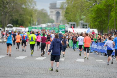 Paris, Fransa - Nisan 06: 06 Nisan 2014 yılında Paris, Fransa tarihinde Paris uluslararası maraton satırında bitirme maraton koşucu
