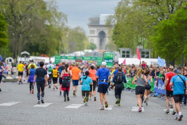 Paris, Fransa - Nisan 06: 06 Nisan 2014 yılında Paris, Fransa tarihinde Paris uluslararası maraton satırında bitirme maraton koşucu