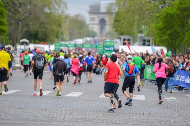 Paris, Fransa - Nisan 06: 06 Nisan 2014 yılında Paris, Fransa tarihinde Paris uluslararası maraton satırında bitirme maraton koşucu