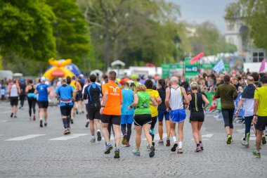 Paris, Fransa - Nisan 06: 06 Nisan 2014 yılında Paris, Fransa tarihinde Paris uluslararası maraton satırında bitirme maraton koşucu