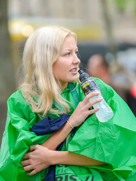 PARÍS, FRANCIA - 06 DE ABRIL: entre bastidores de la línea de meta en la Maratón Internacional de París el 06 de abril de 2014 en París, Francia — Foto de Stock