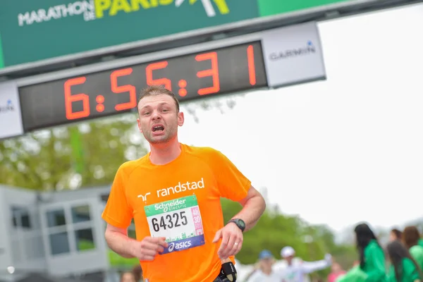 Paris, Fransa - Nisan 06: 06 Nisan 2014 yılında Paris, Fransa tarihinde Paris uluslararası maraton satırında bitirme maraton koşucusu — Stok fotoğraf