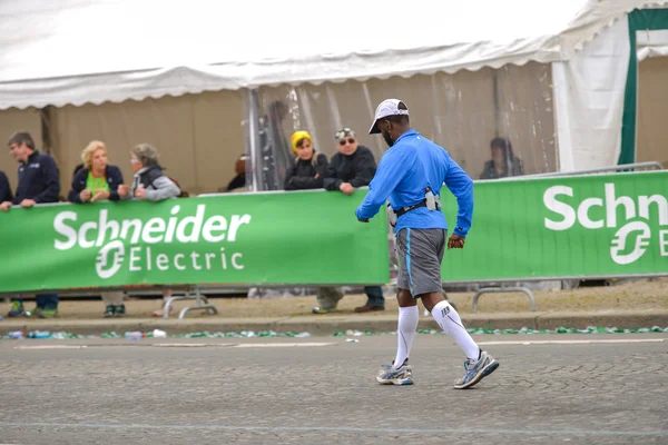 ПАРИЖ, ФРАНЦИЯ - 06 апреля: человек, изолированный на Международном марафоне в Париже, Франция — стоковое фото
