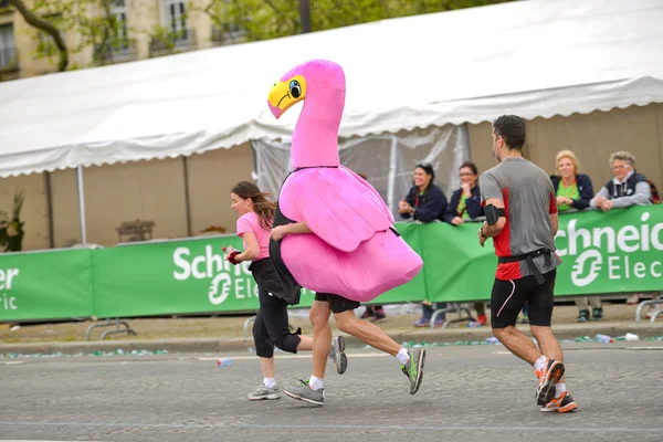 PARIS, FRANCE - 06 AVRIL : drôle de coureur en ligne d'arrivée au Marathon International de Paris le 06 avril 2014 à Paris, France — Photo