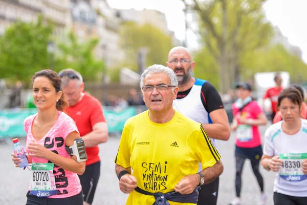Paris, Fransa - Nisan 06: 06 Nisan 2014 yılında Paris, Fransa tarihinde Paris uluslararası maraton izole adam — Stok fotoğraf